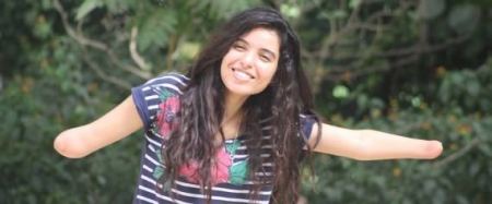 "تصالحتُ مع جسدي".. قصة شابة مغربية رفضت الاستسلام للشفقة وأصبحت خبيرة "ويب"